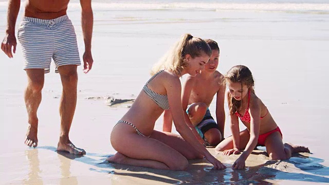 一家人一起在海滩上玩暑假视频素材