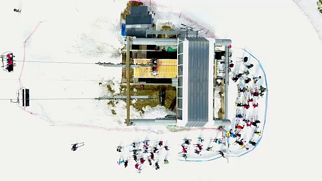 从繁忙的滑雪缆车上空拍摄视频素材
