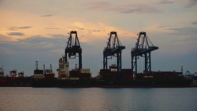 向港口集装箱船运送货物，从事进出口业务和物流视频素材