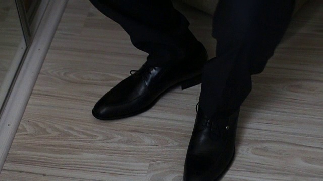 新郎与经典优雅的鞋子视频素材