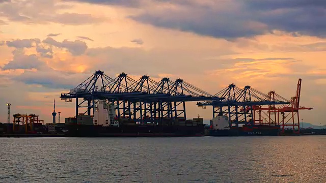 海运货物到港集装箱船的进出口业务和物流视频素材