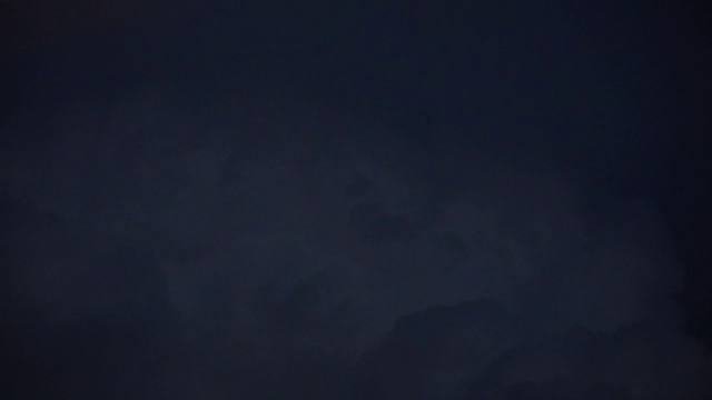 这张全景图是在雷雨云和闪电的时候拍摄的视频素材