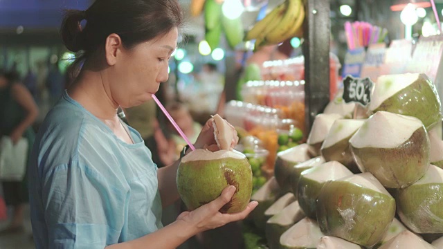 在泰国街头买椰子的女人视频素材