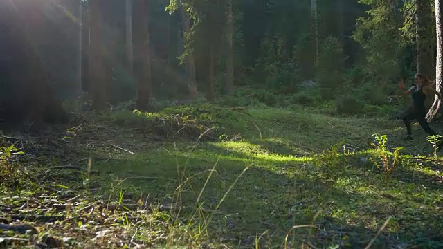 女性跑步者在大自然、森林里做有氧运动视频素材
