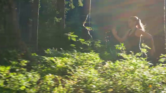 在日落时分跑过树林视频素材