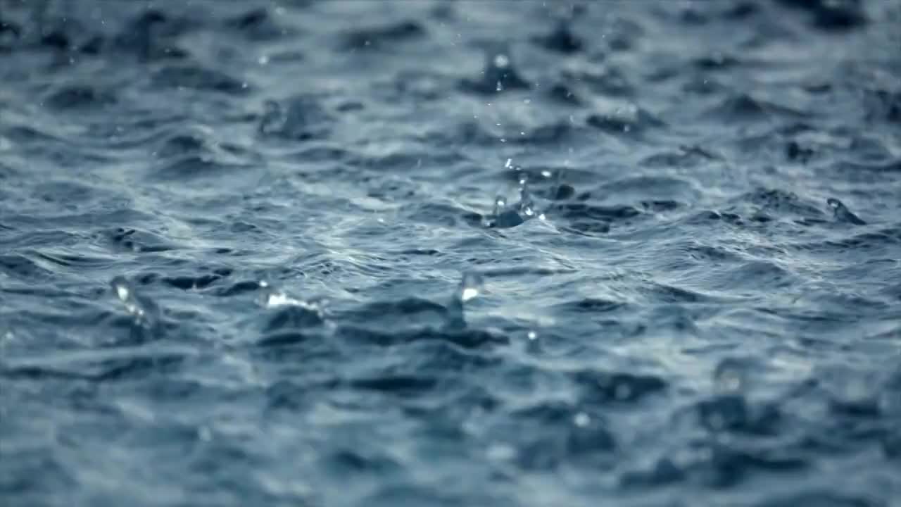 雨落在游泳池的慢动作视频下载