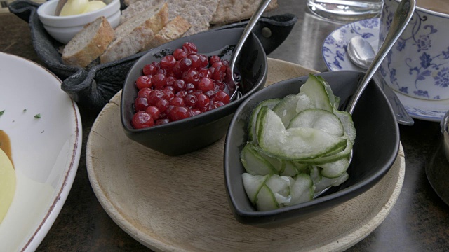 在Stortorget(历史悠久的老城广场)餐厅的传统瑞典菜肉丸，斯德哥尔摩，瑞典，斯堪的纳维亚，欧洲视频下载