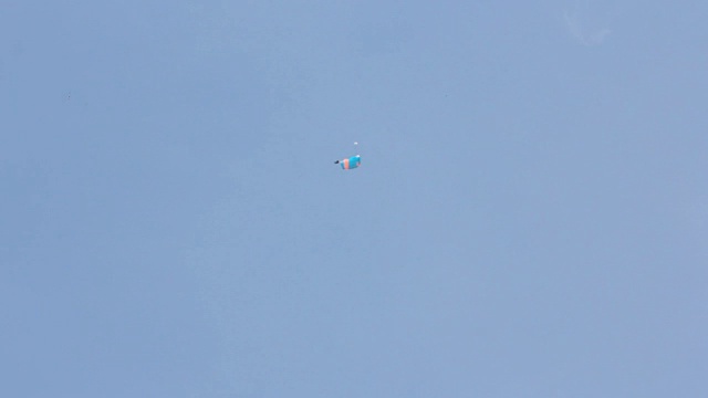 人类借助降落伞极端地降落到地面。降落伞飞行视频素材