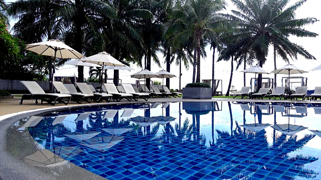 酒店和度假村的漂亮的雨伞和椅子，配有游泳池视频下载