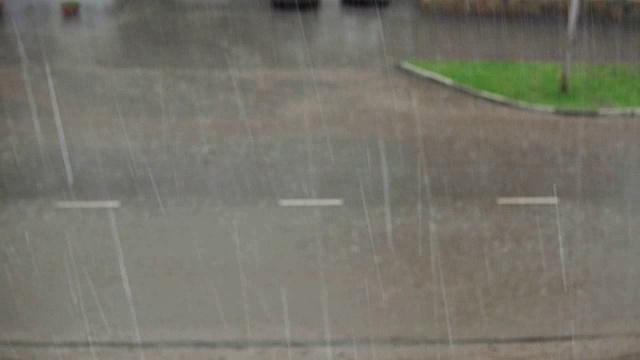 暴雨中，汽车在满是脏水的道路上行驶。视频素材