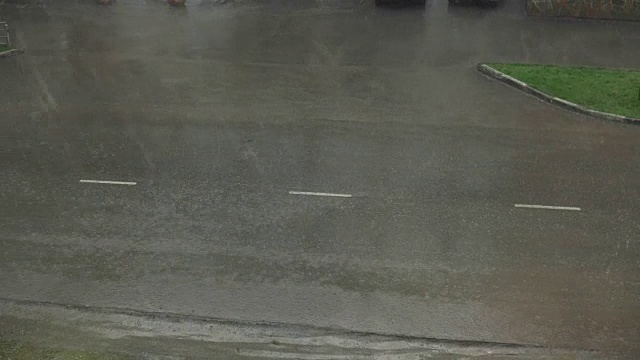 暴雨中，汽车在满是脏水的道路上行驶。视频素材