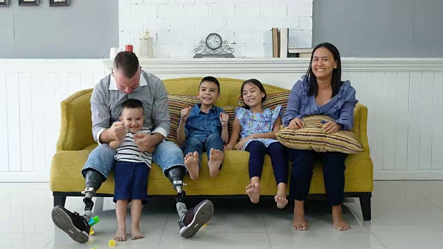 幸福的一家人在一起看电视视频下载