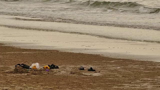 海滩上的垃圾视频素材