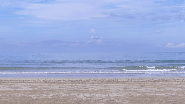 田园诗般的热带绿松石海滩和白色的沙滩视频素材