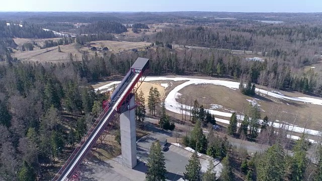 爱沙尼亚特凡迪滑雪跳台滑雪场的航拍照片视频素材