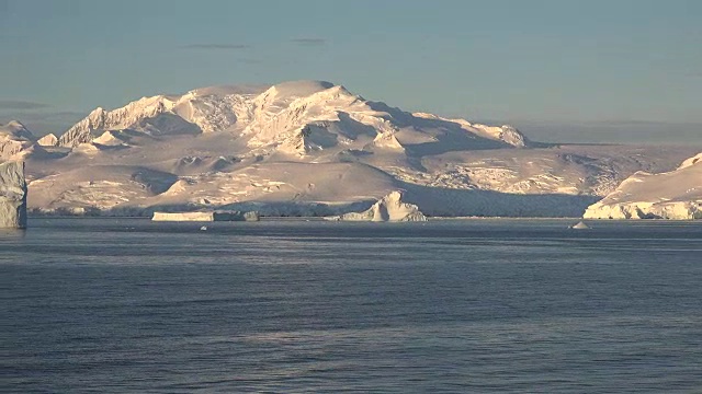 南极洲的一座大冰山映入眼帘视频素材