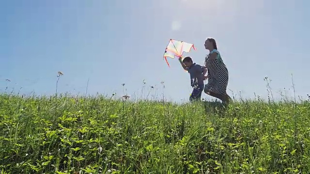 男孩和女孩喜欢带着风筝跑视频素材