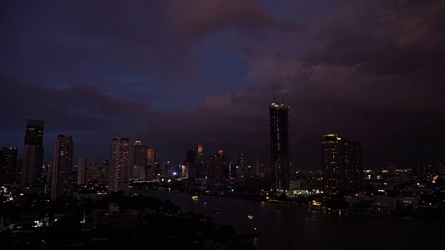 4K视频闪电与雷暴云夜间曼谷城市景观河边，泰国，自然和城市景观概念视频素材
