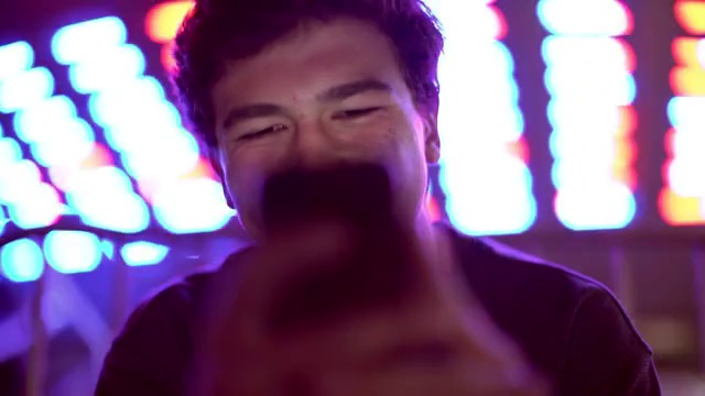 加州大学一名少年在狂欢夜发短信视频素材