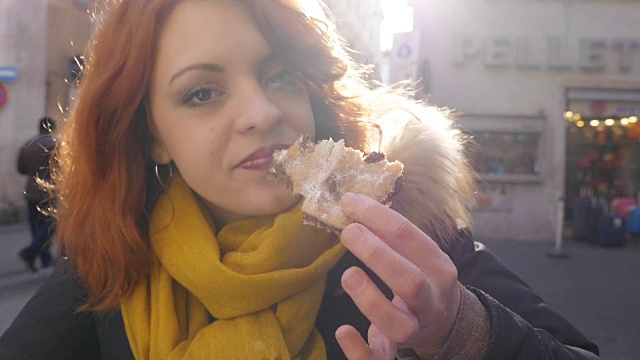 快乐和微笑的女人吃一个蛋糕看慢镜头视频素材