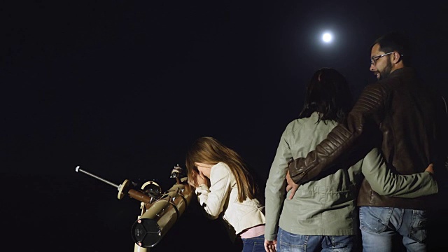 幸福的家庭在晚上用望远镜看月亮视频下载