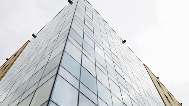 玻璃幕墙商业建筑在城市底部视图。办公大楼正面视频素材