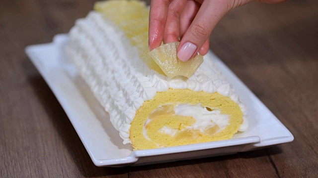 用菠萝甜蛋糕卷装饰。视频素材