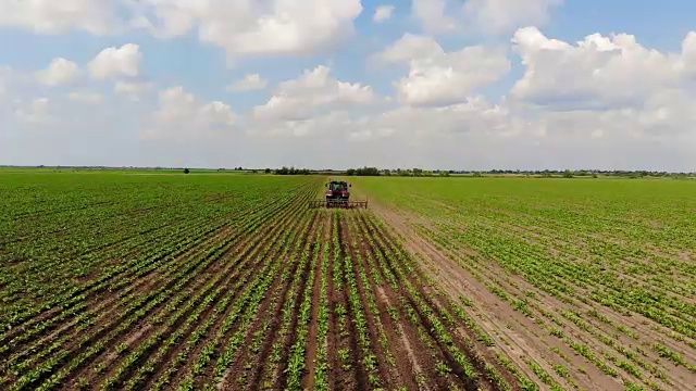 航拍拖拉机种植庄稼视频素材
