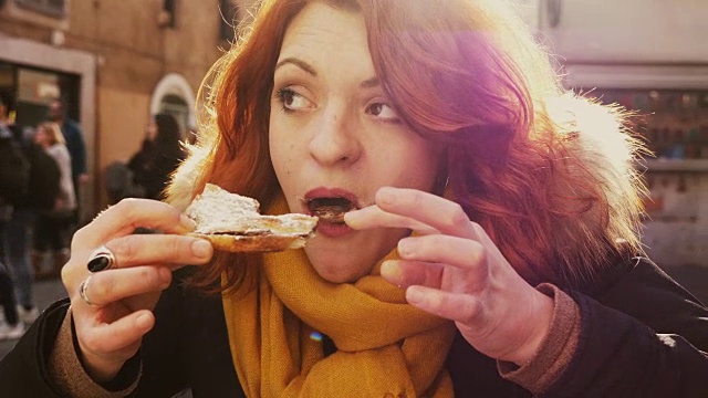 快乐有趣的女人在城里吃巧克力蛋糕视频素材