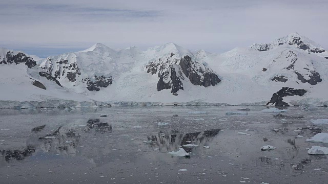 南极洲的山峰和倒影视频素材