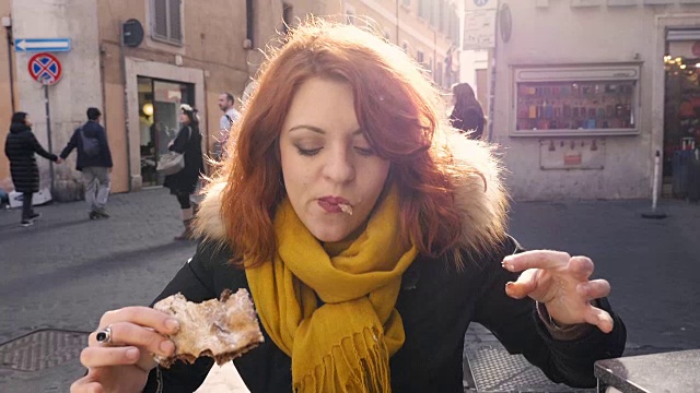 有趣和放松的年轻女子byting巧克力披萨-户外视频素材
