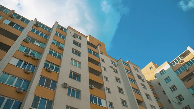 多层住宅生活方式与空调对抗蓝天。城市生活概念视频下载