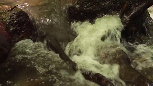 溪在高山，定格慢镜头，没有人视频素材