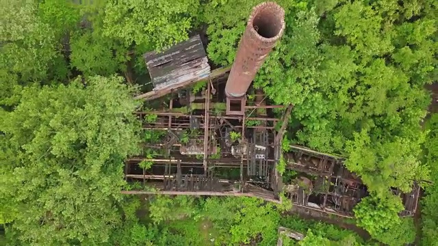 在新泽西州的帕特森，一架无人机飞过一个砖砌的烟囱视频素材