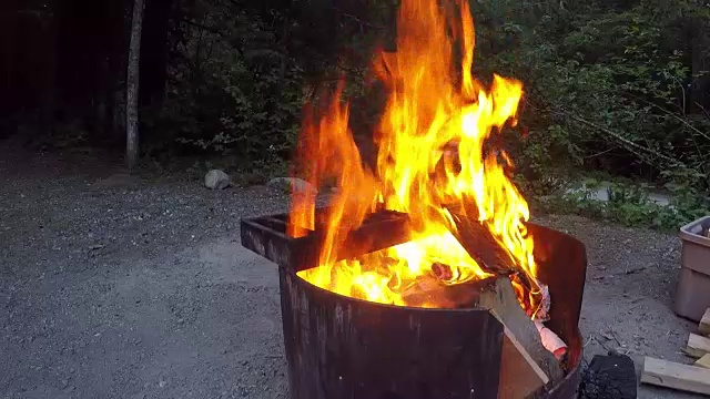 一大堆燃烧着的篝火视频素材