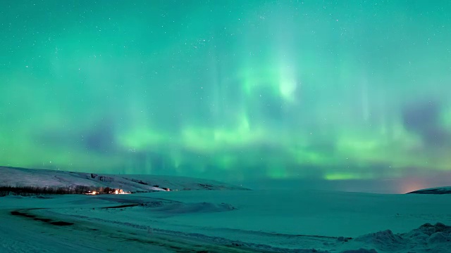 4K时移的强烈明亮的北极光风暴与积雪覆盖的天空，冰岛的田野山视频素材