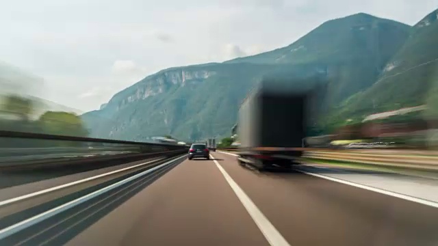 时间流逝司机POV意大利高速公路在白云石视频素材