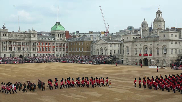 女王的年度生日游行，皇家阅兵式，骑兵卫队阅兵场，白厅，伦敦，英国，欧洲视频素材