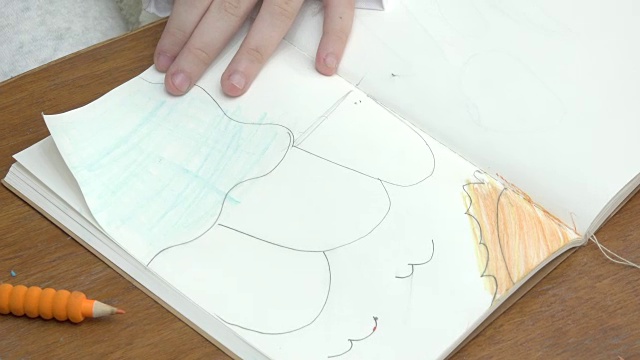 用彩色铅笔画画的女孩视频下载