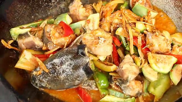 用辣椒酱煎鲶鱼，泰国菜视频素材