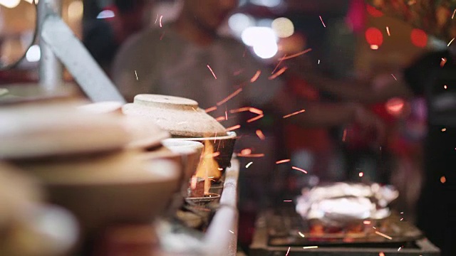 晚上在马来西亚的一个食品市场烧烤视频下载
