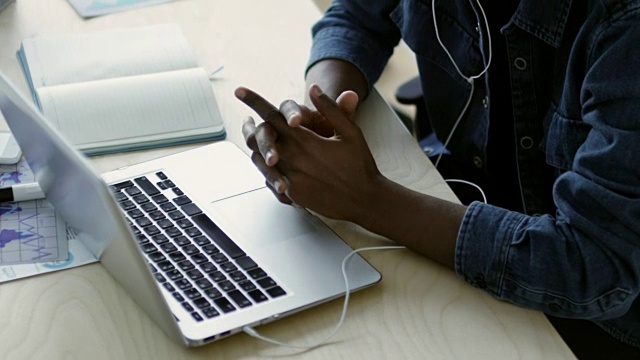 年轻的非洲商人通过笔记本电脑视频通话聊天视频素材