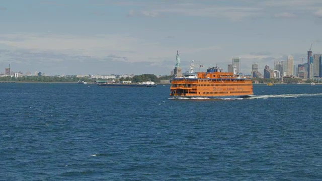史坦顿岛渡轮和纽约自由女神像视频素材