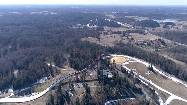 森林中滑雪滑梯的鸟瞰图视频素材