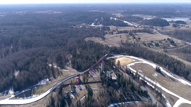 爱沙尼亚的Thevandi运动滑雪跳台鸟瞰图视频素材
