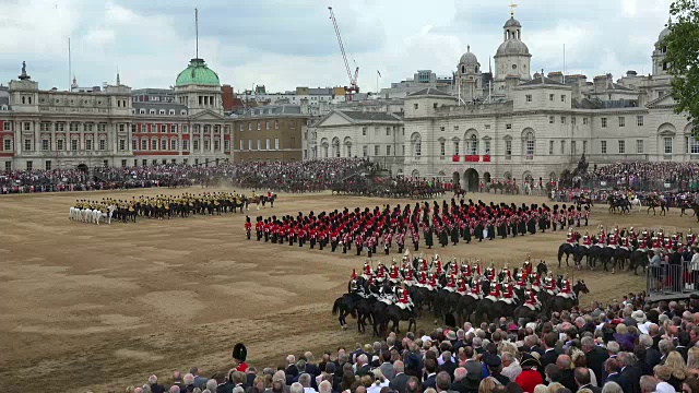 女王的年度生日游行，皇家阅兵式，骑兵卫队阅兵场，白厅，伦敦，英国，欧洲视频素材