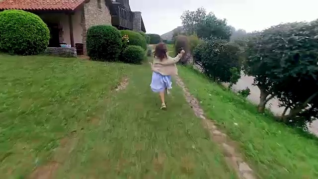 小女孩在花园里奔跑视频下载