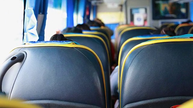 旅游巴士内部座椅，当巴士运行视频素材