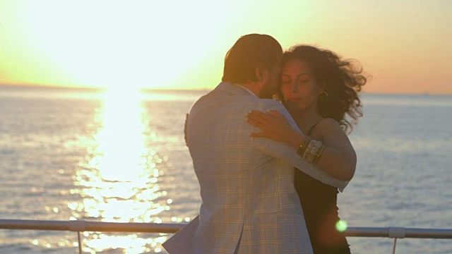 一对情侣在海边拥抱视频素材