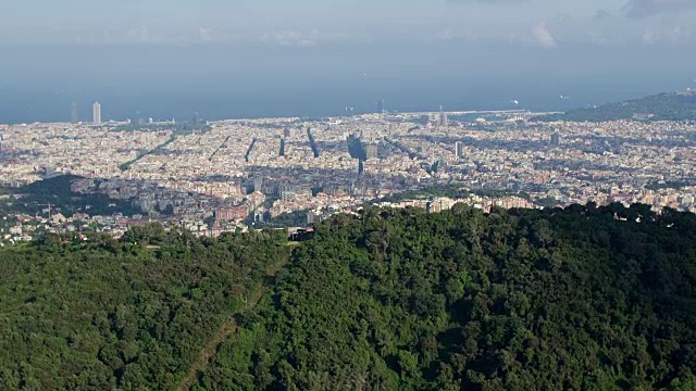 鸟瞰图的巴塞罗那天际线与山在前景视频素材